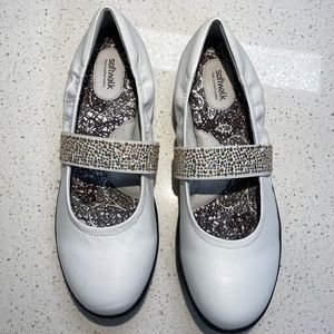 Softwalk Adorable White Shoe w Bling Accent Strap 9.5 N - NWOB
